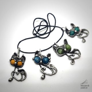 Už prý žádný další "číííís" do foťáku dělat nebudou. Chtějí se poprat o to černé klubko. Kočky .... dospí to ráno v autě...