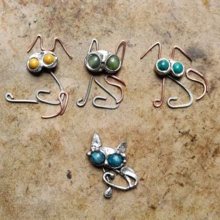 Když dělám kočky, mám už ustálený postup: nejdřív vytvořím hlavičky, pak nastříhám končetiny, slechy a další součástky a...