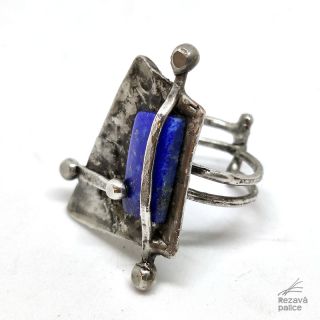 Pod širákem měděný pocínovaný prsten s lapisem lazuli, vel. 54 mm Modrý šutřík lapis lazuli mi z nějakého důvodu připadá...